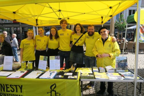 Die Jugendgruppe „Farbenfroh“ hat am 1. Mai 2019 die Darmstädter Amnesty-Gruppe an ihrem Stand auf dem Marktplatz tatkräftig unterstützt.